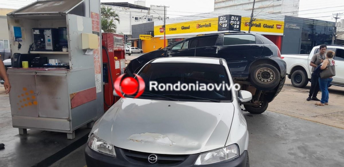 MOTORISTA FERIDO: Carro fica engatado em outro após invadir posto de combustíveis