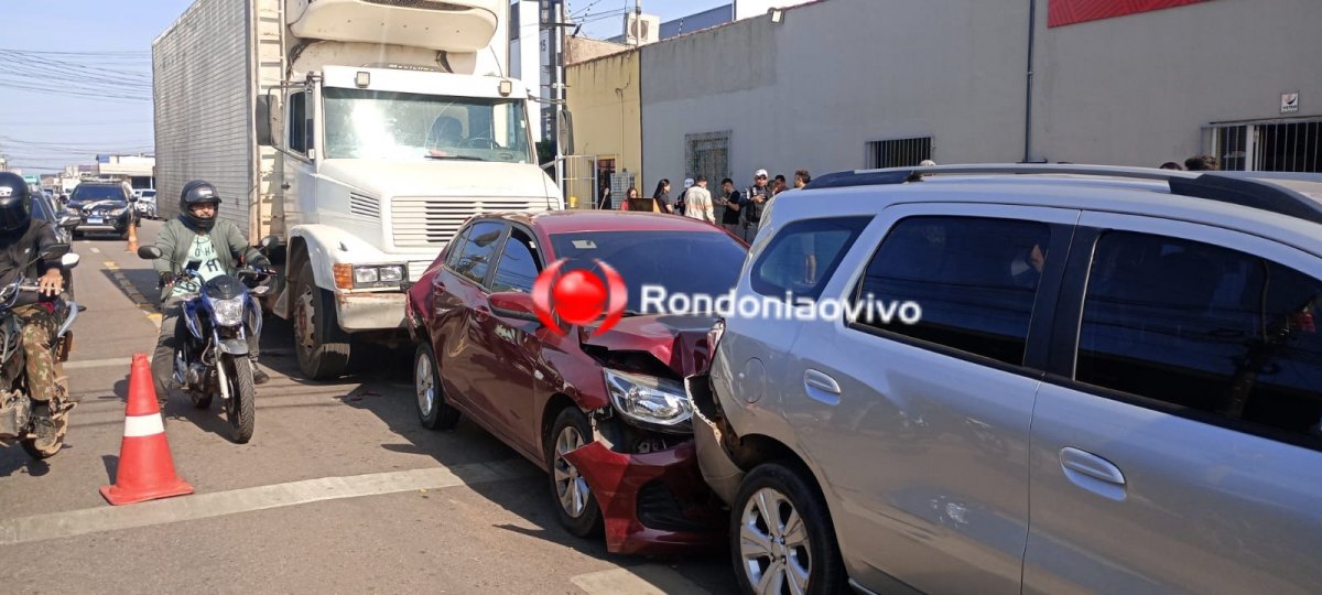 URGENTE: Acidente envolvendo cinco veículos deixa motociclista ferido na 7