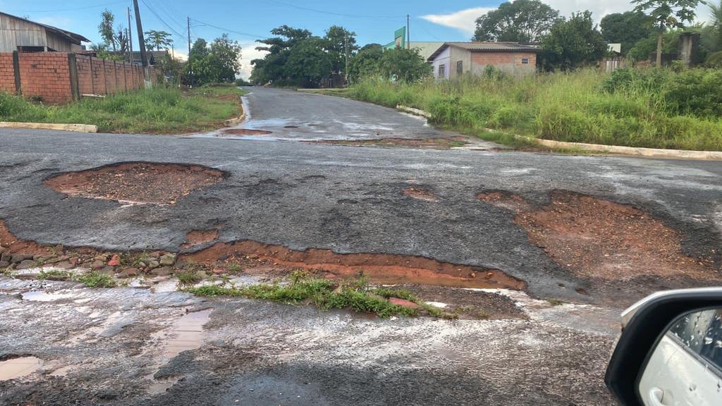 SOFRIMENTO: Buracos e lamaçal tomam de conta de Alta Floresta D’Oeste