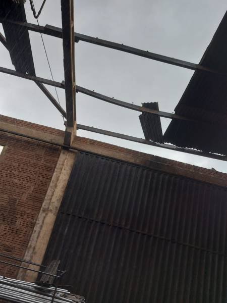 PÂNICO: Forte ventania derruba portas e telhado de barracão industrial