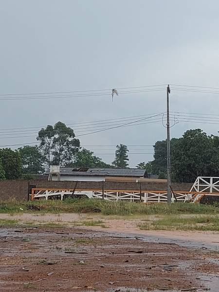 PÂNICO: Forte ventania derruba portas e telhado de barracão industrial