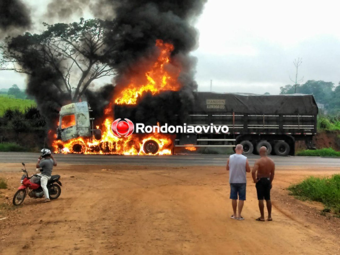 SINISTRO: Carreta carregada com calçados é destruída por incêndio