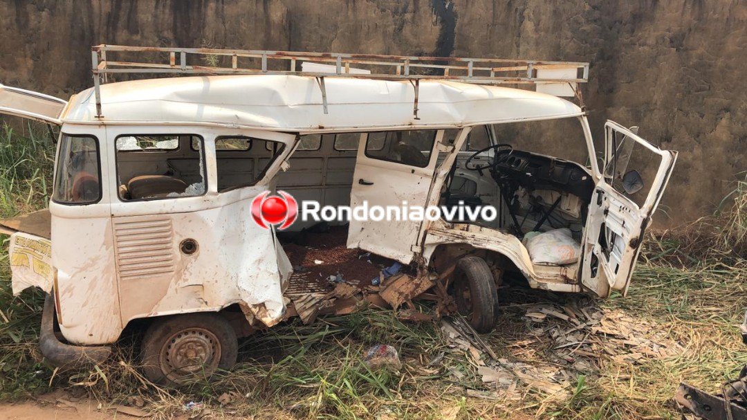 PRESO NAS FERRAGENS: Caminhonete arrasta Kombi e deixa casal em estado grave