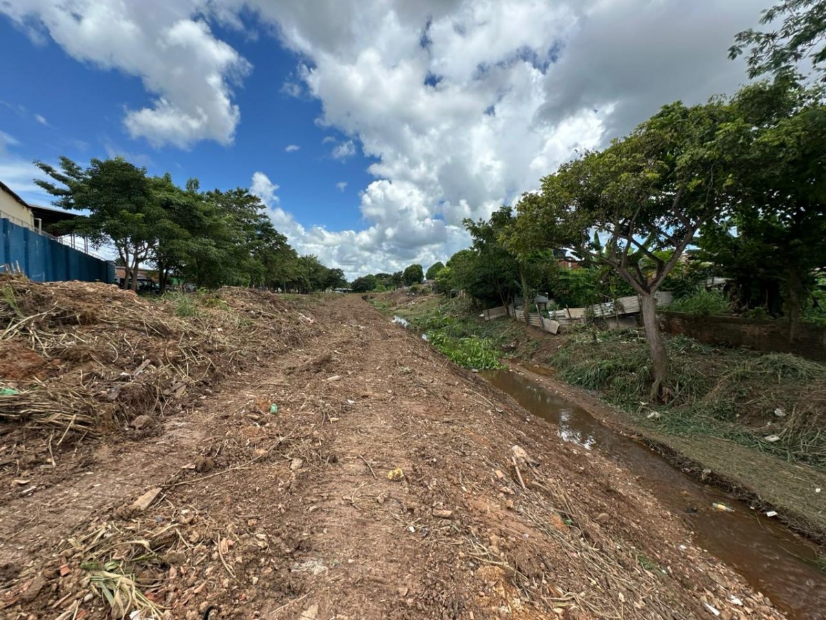 EDIMILSON DOURADO: Limpeza de canal no bairro Castanheira é realizada após pedido do vereador
