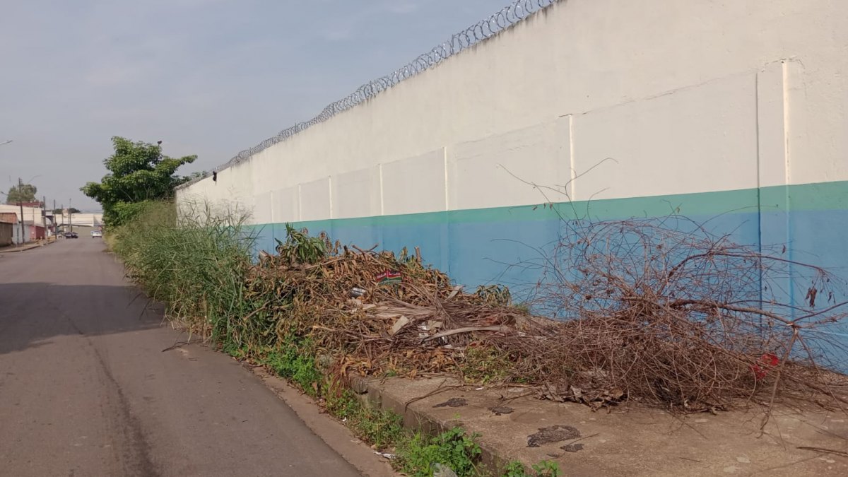 PEDIDO DE PROVIDÊNCIA: Sujidades tomam conta de arredores da Escola Estadual Brasília
