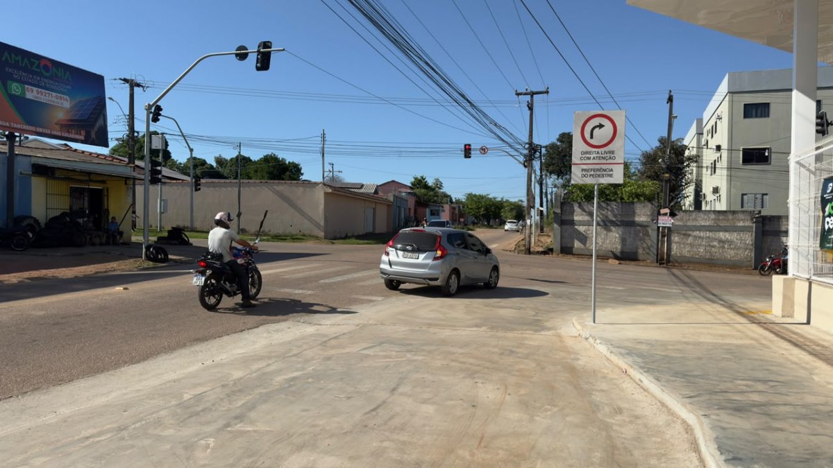 EDIMILSON DOURADO: Vereador tem solicitação atendida e placa 'Direita Livre' melhora fluxo de veículos na Zona Sul