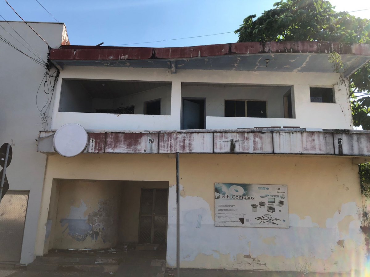 DESCUIDO: Imóvel de ex-senador está abandonado e causa problemas a vizinhança