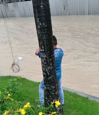 DESESPERO: Forte tempestade arrasta pessoas e causa pânico na capital amazonense 