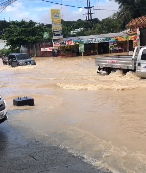 DESESPERO: Forte tempestade arrasta pessoas e causa pânico na capital amazonense 