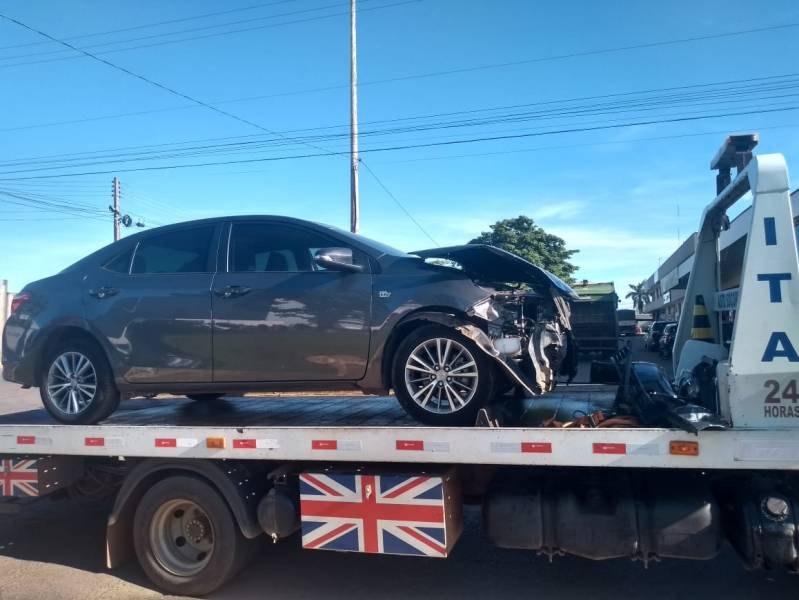 SUSTO: Caminhonete capota após colisão e atinge carro estacionado