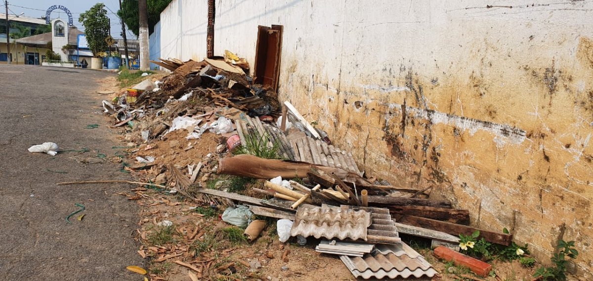 ABANDONADO: Cemitério dos Inocentes está sem manutenção e lixo se espalha no local 