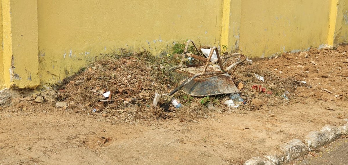 ABANDONADO: Cemitério dos Inocentes está sem manutenção e lixo se espalha no local 