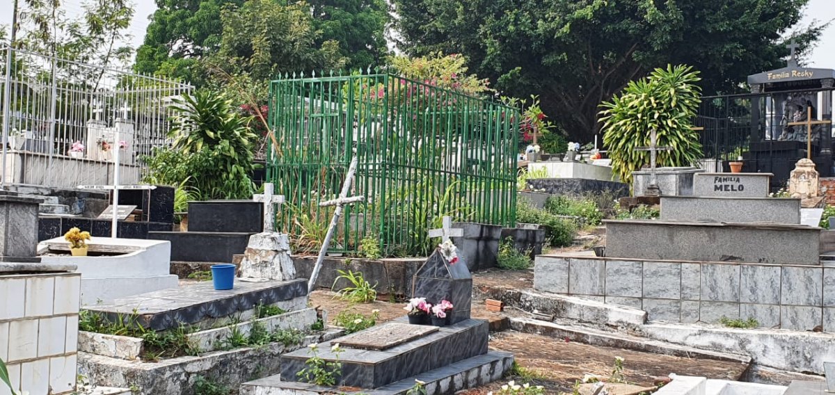 ABANDONADO: Cemitério dos Inocentes está sem manutenção e lixo se espalha no local 