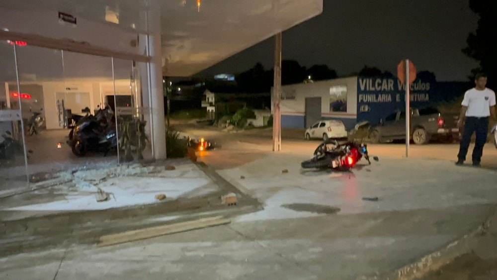 VÍDEO: 7 Criminosos invadem concessionária e fogem levando várias motos