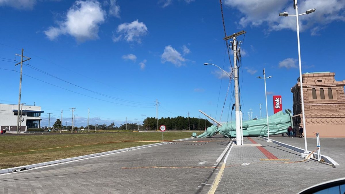 Forte ventania derruba Estátua da Havan; assista ao vídeo