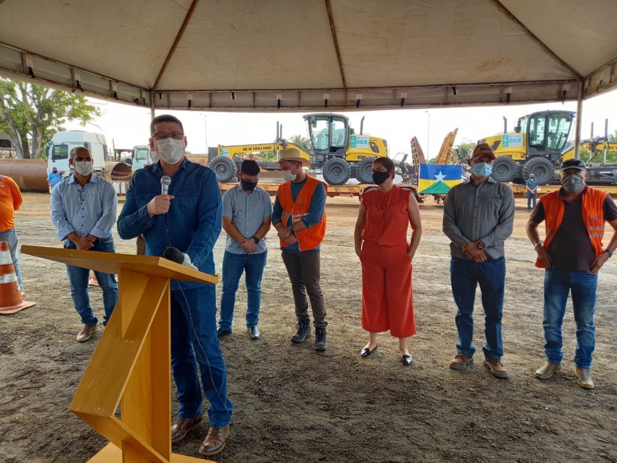 EM JARU: Deputada Cassia participa de entrega de maquinário junto ao DER