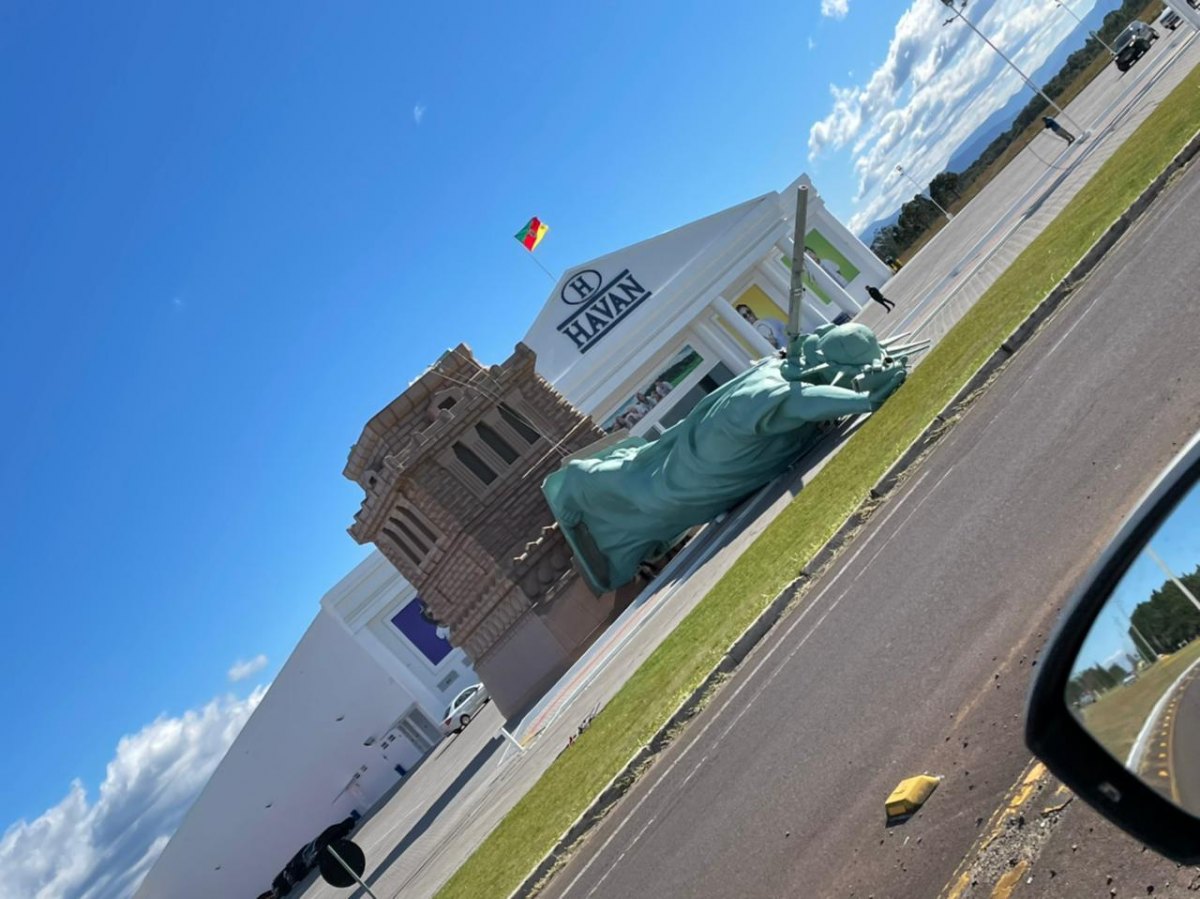 Forte ventania derruba Estátua da Havan; assista ao vídeo