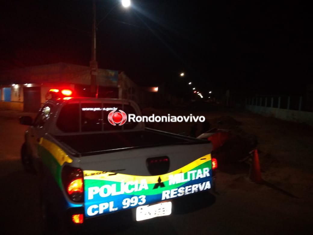 DESCASO: Buraco aberto pela prefeitura causa grave acidente com casal em moto