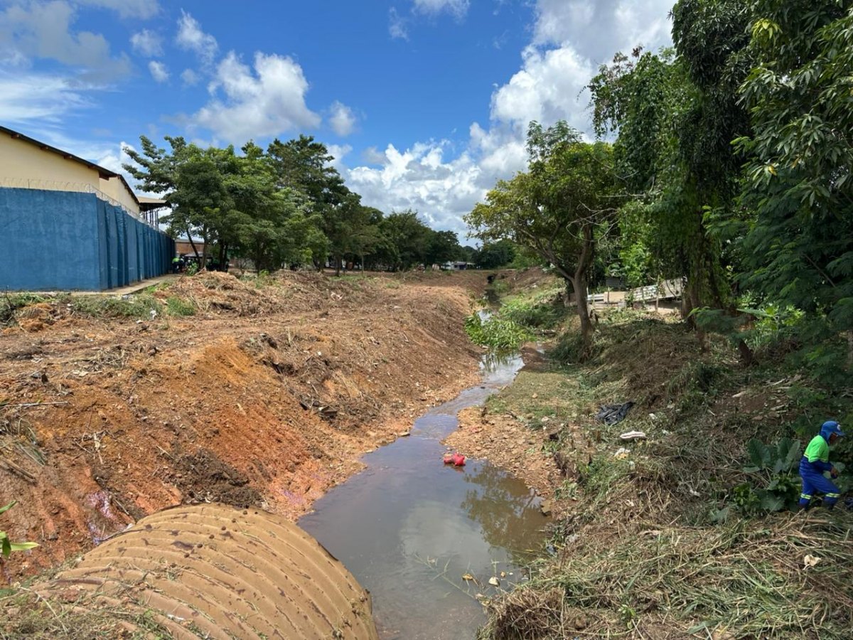 EDIMILSON DOURADO: Limpeza de canal no bairro Castanheira é realizada após pedido do vereador