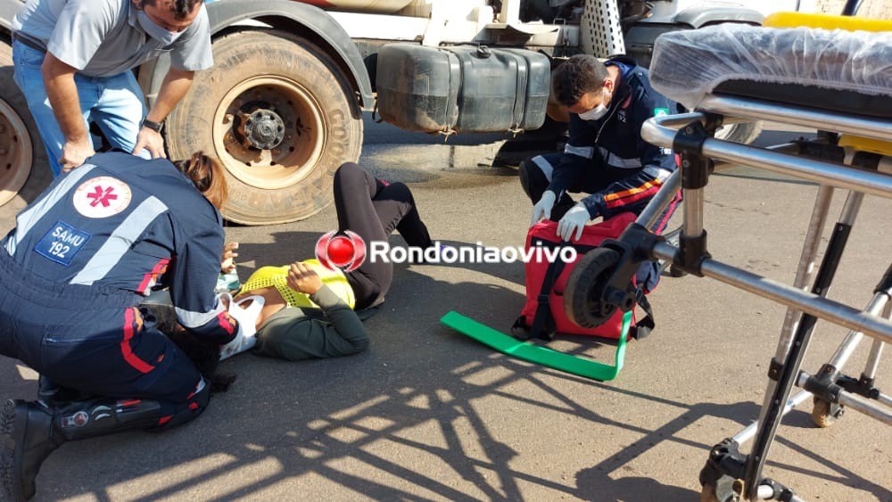 LIVRAMENTO: Motociclista escapa da morte ao ser atropelada por caminhão