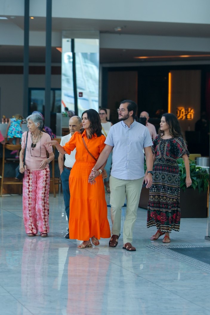 Fátima Bernardes curte dia no shopping ao lado de Túlio Gadêlha e família