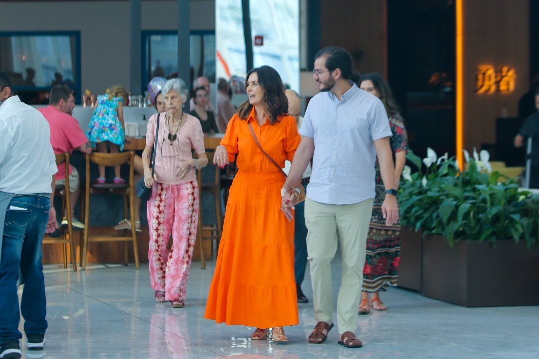 Fátima Bernardes curte dia no shopping ao lado de Túlio Gadêlha e família
