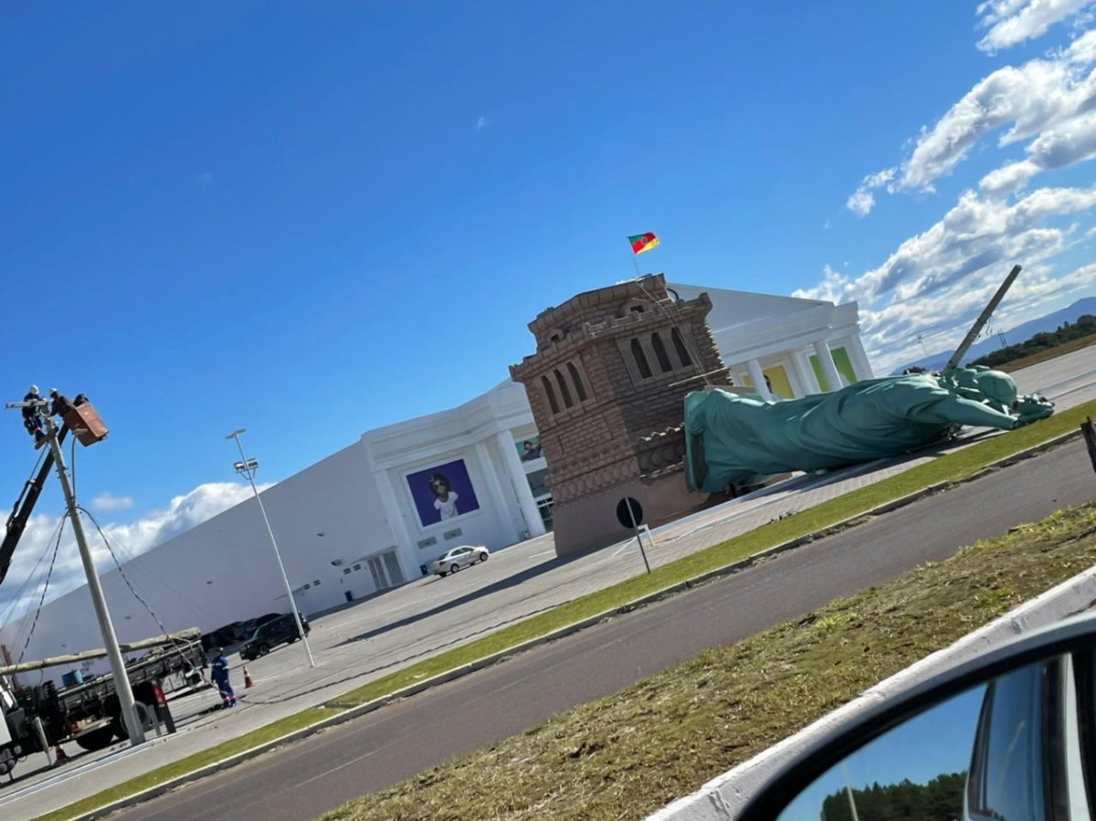 Forte ventania derruba Estátua da Havan; assista ao vídeo