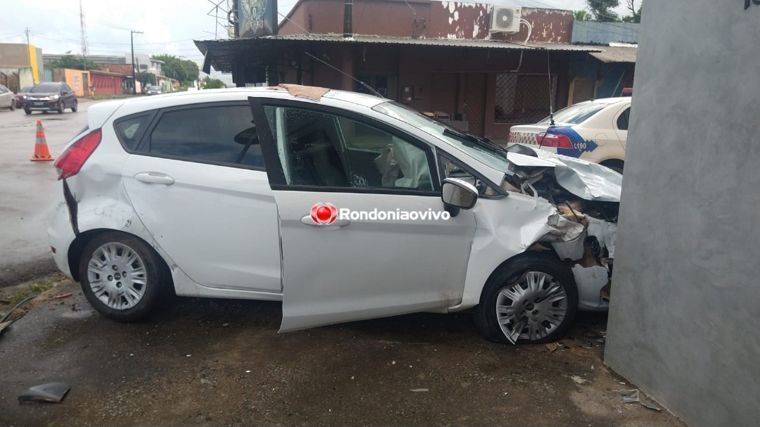 AVANÇOU: Forte colisão entre automóveis deixa dois feridos no Centro