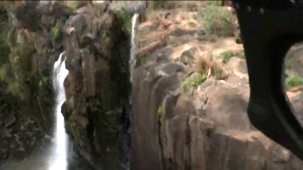 TINHAM 18 E 19 ANOS: Amigas morrem após caírem de cachoeira de 30 metros 