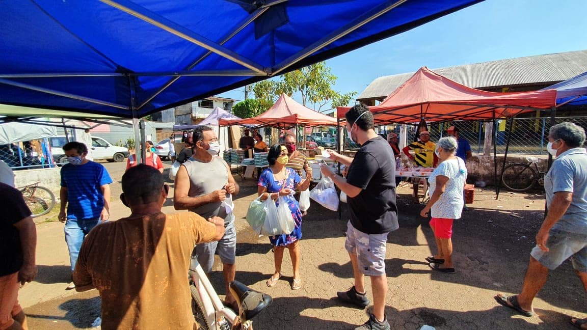 METADE DO SALÁRIO: Léo Moraes distribui Máscaras e álcool na Feira do Produtor da capital