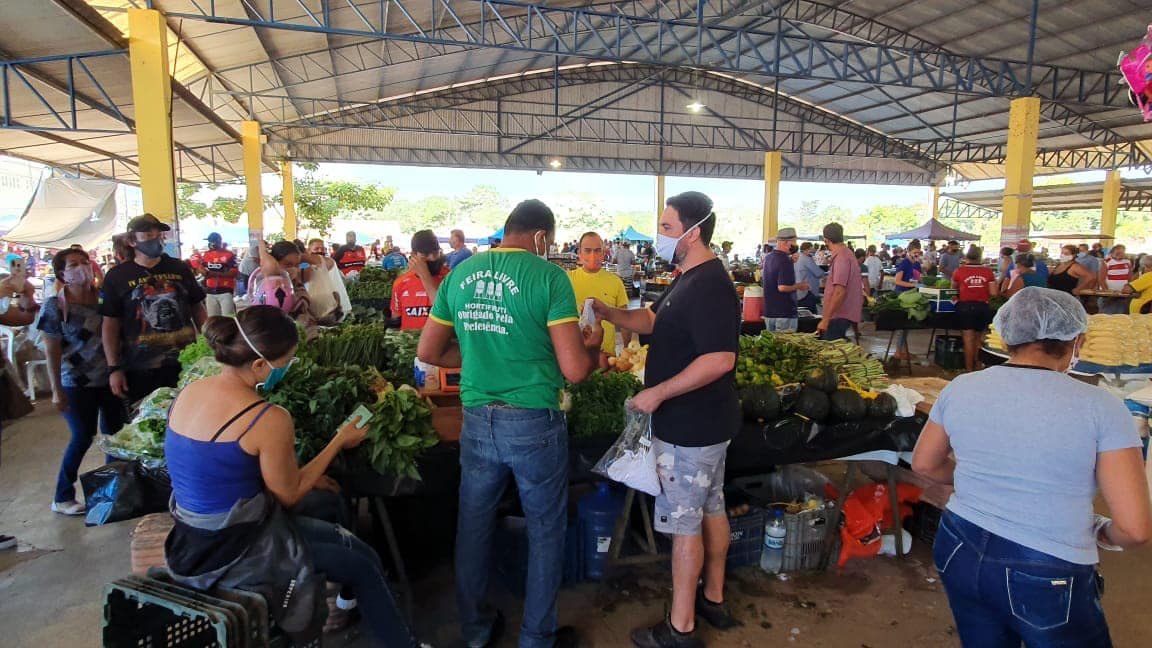 METADE DO SALÁRIO: Léo Moraes distribui Máscaras e álcool na Feira do Produtor da capital