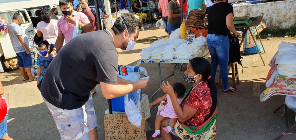 METADE DO SALÁRIO: Léo Moraes distribui Máscaras e álcool na Feira do Produtor da capital