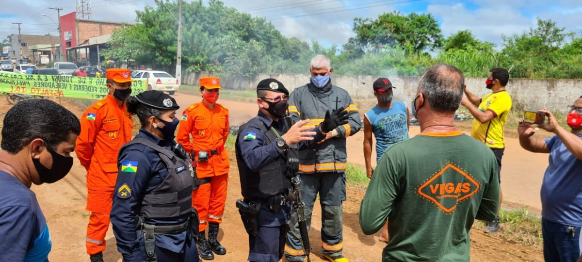 PROTESTO: Comunidade fecha avenida Calama com pneus incendiados e exige asfalto 