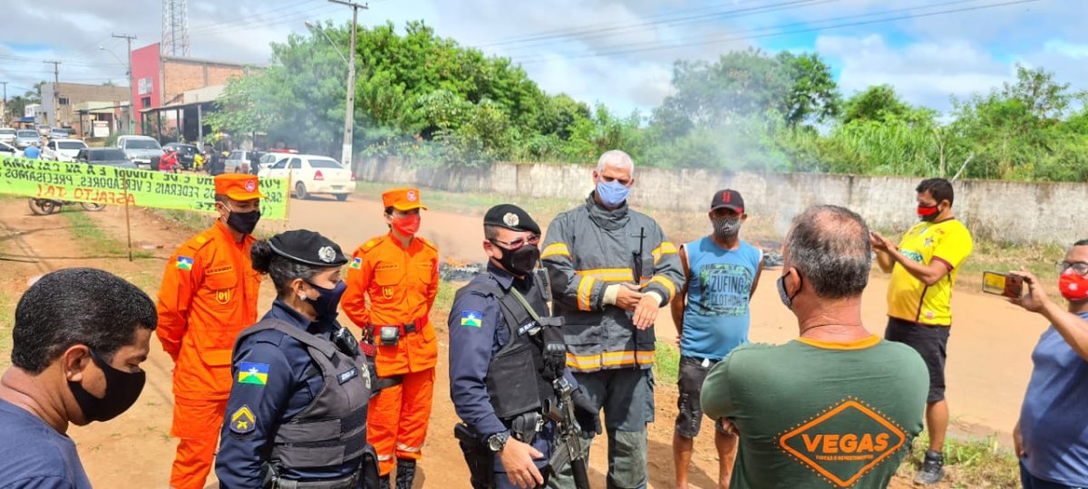PROTESTO: Comunidade fecha avenida Calama com pneus incendiados e exige asfalto 