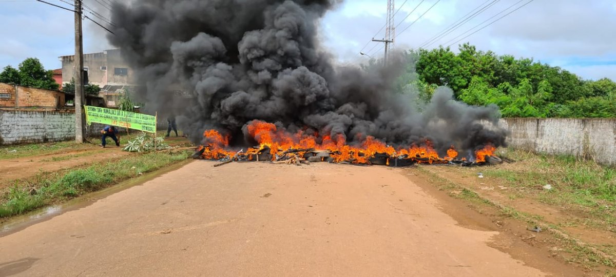 PROTESTO: Comunidade fecha avenida Calama com pneus incendiados e exige asfalto 