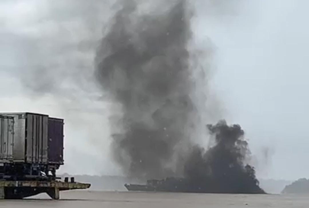 CAUSOU CONFUSÃO: Balsa carregada solta muita fumança que compara a sinistro