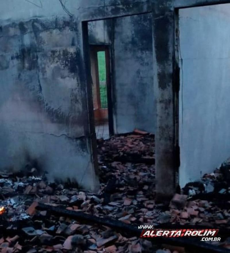 DANOS: Incêndio causa prejuízos e destrói residência na zona rural
