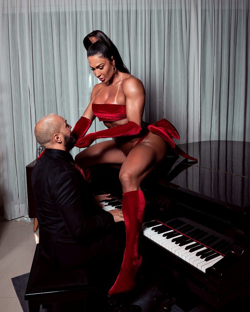 Gracyanne Barbosa se veste de Mamãe Noel em ensaio sexy