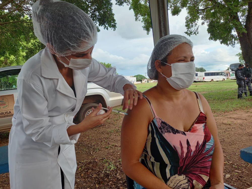 IMUNIZAÇÃO: Enfermeira é primeira a ser vacinada contra Covid-19 em Rolim de Moura