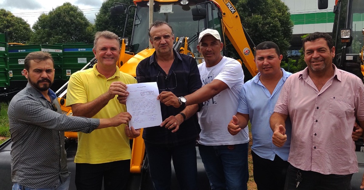 ALVORADA DO OESTE: Luizinho Goebel realiza entrega de trator retroescavadeira e equipamentos agrícolas