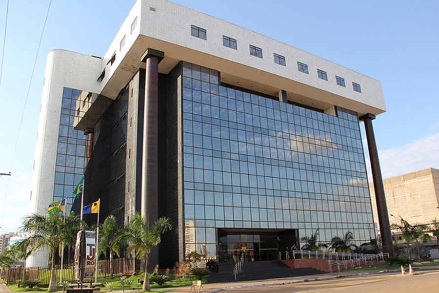 DECISÃO: Prefeito e ex-secretário são condenados a pagar pelo furto de veículo público 