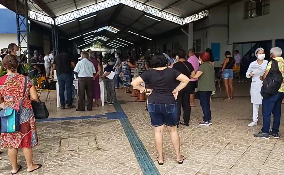NÃO PRECISA AGLOMERAR: Idosos e profissionais de Saúde lotam espaço de universidade para tomar vacina