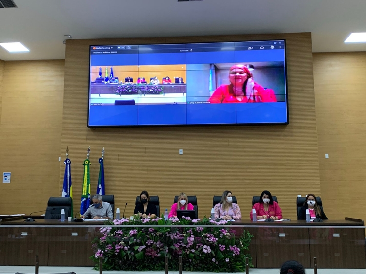 CAMPANHA: Primeira-dama, Ieda Chaves, abraça ações do Outubro Rosa na capital