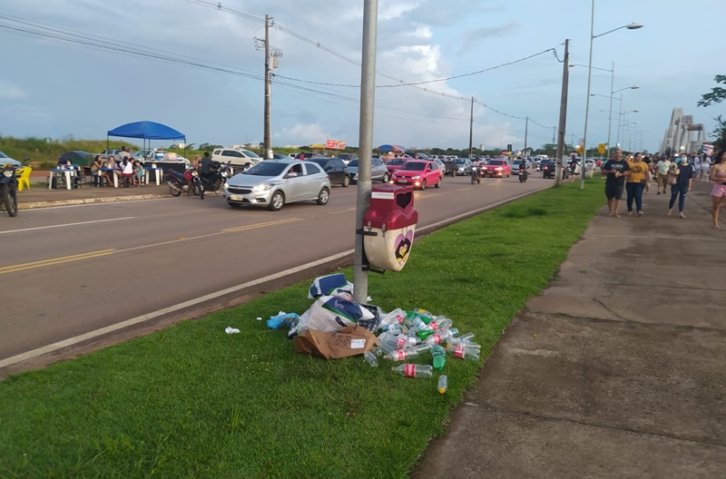 DESCASO: Espaço Alternativo está tomado por lixo, mato e ferrugem em aparelhos