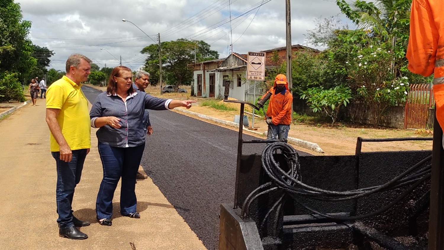 PIMENTEIRAS DO OESTE: Luizinho Goebel e prefeita Valéria acompanham obras de asfaltamento