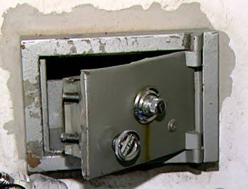 NO CENTRO: Cofre de farmácia é arrombado e bandidos fogem com dinheiro