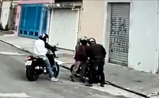 SAIDINHA DE BANCO: Dupla em motocicletas rouba homem que tinha acabado de sacar dinheiro