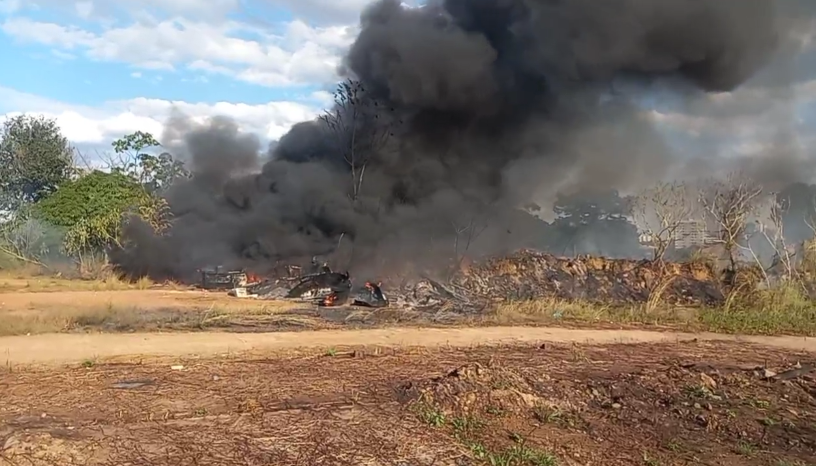  URGENTE: Incêndio em antiga usina de asfalto assusta população