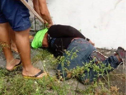 APANHOU: População amarra e espanca homem por suspeita de roubar moto