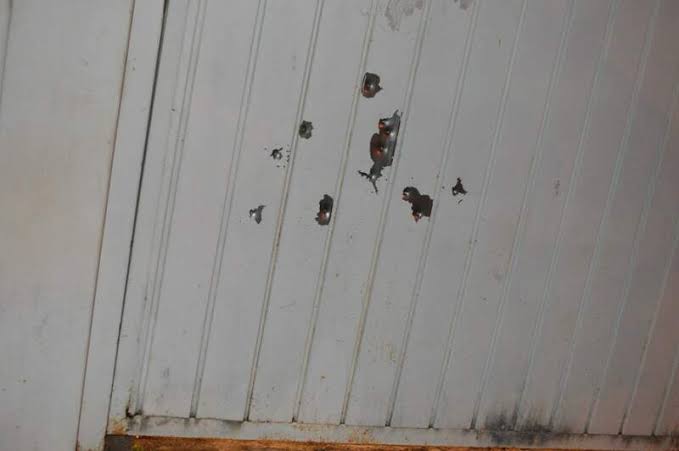 TIROS DE .40: Empresário tem casa crivada de bala por criminoso em moto